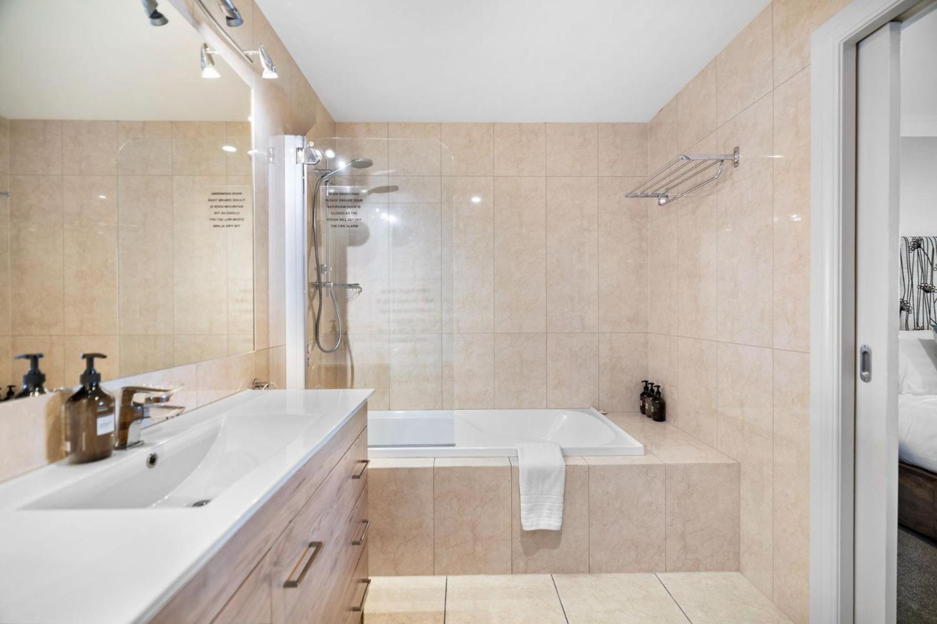 Lakefront Luxury 912 The Beacon 3 Bedroom Куийнстаун Екстериор снимка